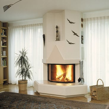 Monoblocco per camino STAFFIERI: Le linee equilibrate e angolate del caminetto a forma di prisma enfatizzano la bellezza delle fiamme.