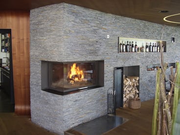 Monoblocco per camino STAFFIERI: Il caminetto angolare sinistro due lati offre la possibilità di un'installazione indipendente o di un montaggio completo a parete.