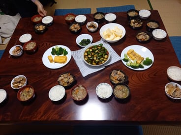 釜で炊いたご飯と豚汁、がめ煮に卵焼き　完成！