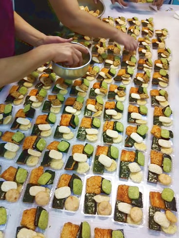 一袋に八種の米菓を詰めたアソート「さがみ八撰」