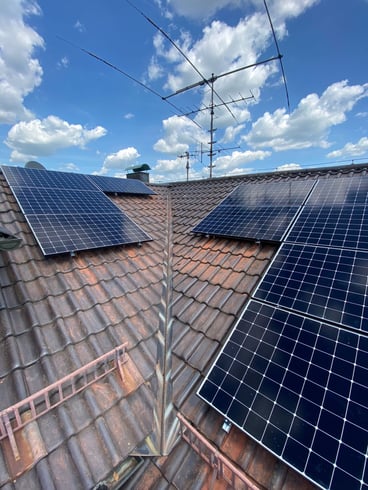 SunPower Photovoltaikanlage auf einem Bestandsgebäude © iKratos