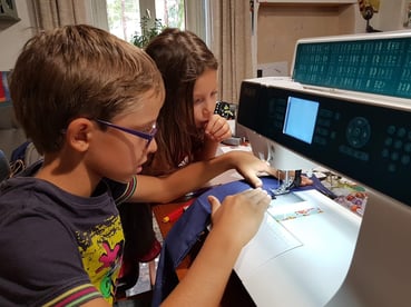 les enfants aiment la couture
