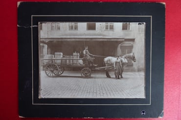 Eine Seite des "Roten Albums".