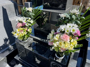 深谷石材店：お墓参り・供花