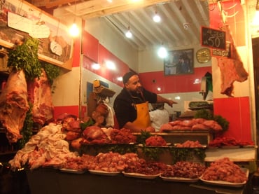 モロッコのお肉屋さん。とてもダイナミックですね！　日本みたいにお肉がパック入りではないことに最初はビックリしました。