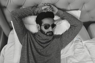 手を上げて寝る