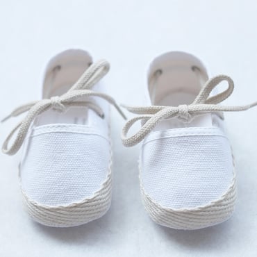 Espadrille bébé toile blanche cérémonie baptême made in France. Magasin vêtements baptême Paris, Neuilly-sur-Seine Fil de Légende. Envois dans toute la France.