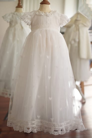 Robe baptême traditionnelle pour bébé fille en voile et tulle brodé blanc cassé avec manches courtes. Création française Fil de Légende. Modèle robe de baptême Gloria. Boutique robe de baptême Paris, Neuilly-sur-Seine.