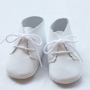 Chausson bébé garçon cuir blanc souple cérémonie baptême made in France. Magasin vêtements baptême Paris, Neuilly-sur-Seine Fil de Légende. Envois dans toute la France.