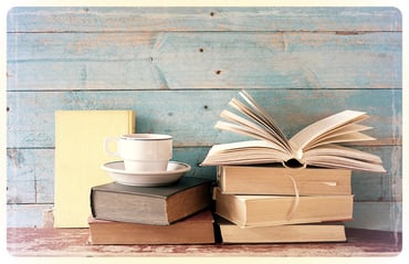 Stapel mit Büchern und eine Kafeetasse