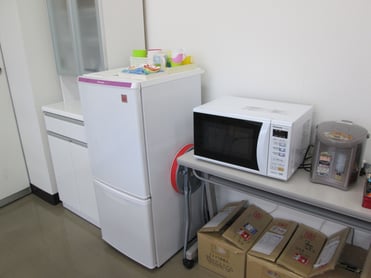 冷蔵庫、レンジ、湯沸かしポットもあります。