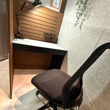 BE-CON六甲本店固定席 高さ150cm間仕切りの半個室デスク