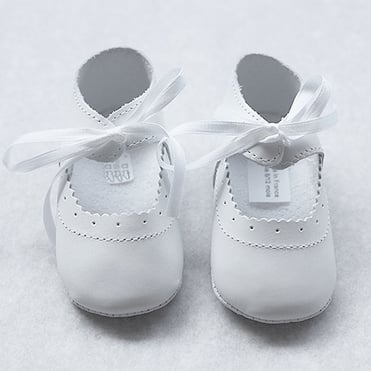 Ballerine bébé fille cuir blanc souple cérémonie baptême made in France. Magasin vêtements baptême Paris, Neuilly-sur-Seine Fil de Légende. Envois dans toute la France.