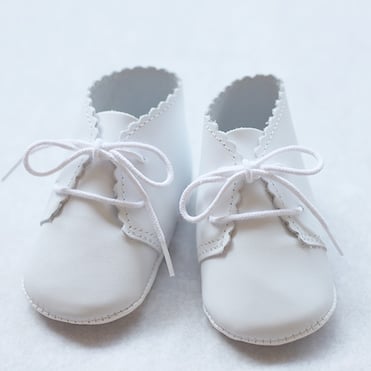 Chausson bébé garçon cuir blanc souple cérémonie baptême made in France. Magasin vêtements baptême Paris, Neuilly-sur-Seine Fil de Légende. Envois dans toute la France.