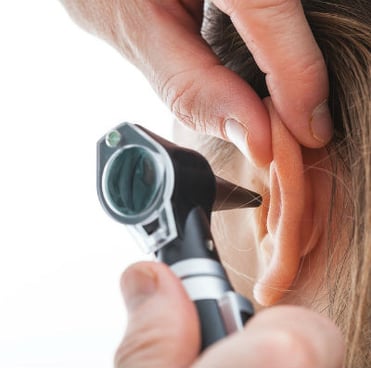 Untersuchung des Ohrs