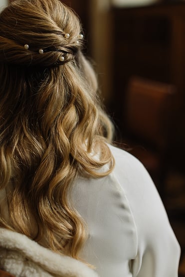 Bruidskapsel Fleur de Lee Gent. Dames knippen, kleuren en make-up.