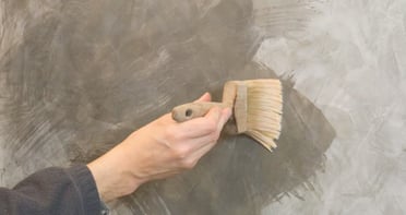 Stucco Fein Glätteseife auf Teilstücke auftragen.