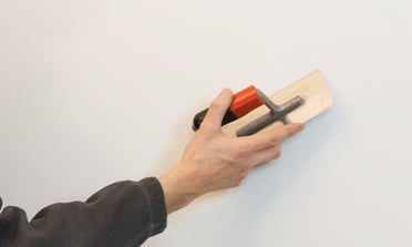 Stucco Fein Leichte Grate in der Kalkglätte werden abgeschabt.