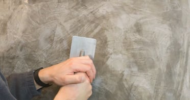 Stucc Fein Die geseifte Oberfläche mit Druck verpressen.