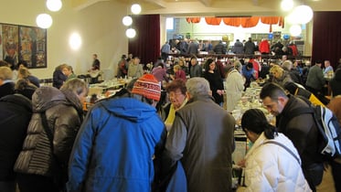 Beim Frühlings Flohmarkt gab es eine große Auswahl an Büchern, Geschirr, Gläser, Besteck, Schüsseln, Vasen, Kunst & Krempel, Küchen- und kleine Elektrogeräte. Der Besucher Andrang war wieder groß.