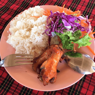 freaky finance, freaky travel, Hähnchen, Reis und Salat, Teller, Besteck