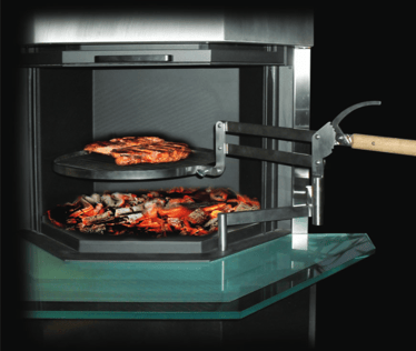 Accessoires de cheminée STAFFIERI: Avec l'insert pratique pour gril, la cheminée peut être utilisée de manière multifonctionnelle pour faire des grillades.