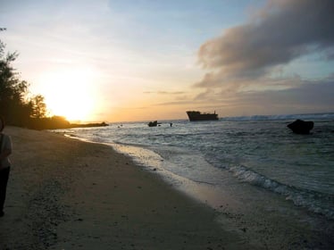 海岸近くに難破船が放置されていた