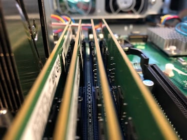 Foto 4 Speichermodulen, welche im Mainboard gesteckt sind