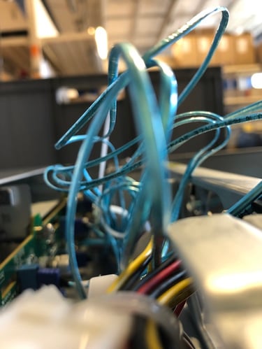 Foto von Verkabelung innerhalb eines Rechners