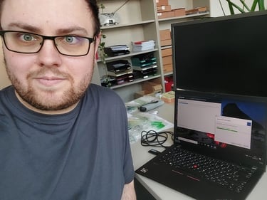 Foto von Georg vor seinem Notebook