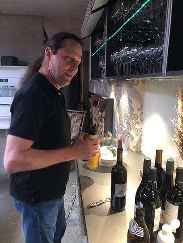 Ein Foto des Cheftechnikers vor diversen Getränkeflaschen