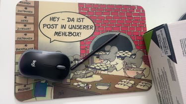 Foto einer Hand die zwei Getränkedosen hält, eine Zitronenlimonade und einen Energydrink