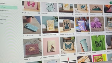 Foto der Holzteile, die zum Teil schon zusammengesetzt sind