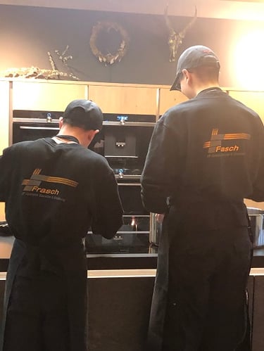 Ein Foto der Azubis stehen an dem Herd und kochen