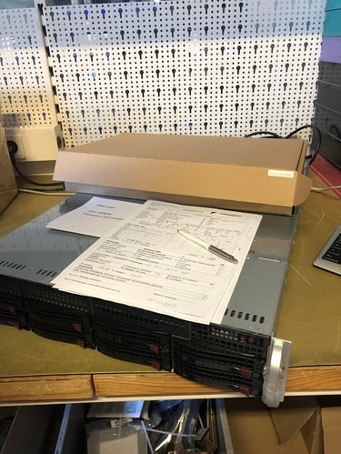 Ein Foto eines Prüfprotokolls auf dem PC, welche überprüft wird