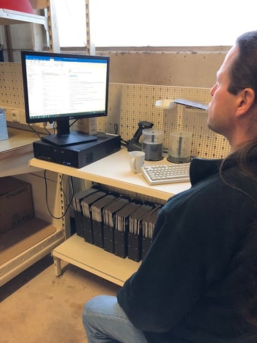 Foto vom Schreibtisch mit Bildschirm und Notebook