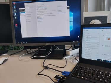 Foto eines Notebooks und eines Bildschirms auf dem eine Serveroberfläche zu sehen ist 