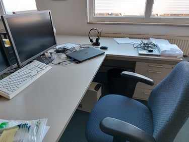 Foto des Arbeitsplatzes und alle Geräte sind ausgeschalten
