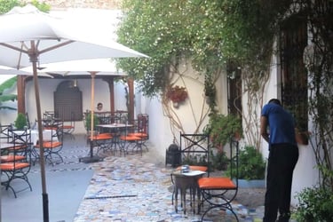 テトワン夕食の会場、リアド・ブランコ。可愛い雰囲気の屋外でモロッコ料理をお召しがガリ下さい。