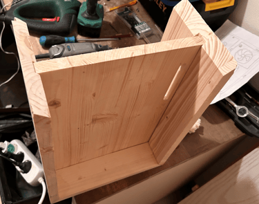 Foto der Holzteile, die zum Teil schon zusammengesetzt sind