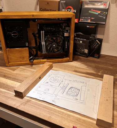 Foto des fertigen Holz-PCs und dem händischen Entwurf