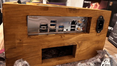 Ein Foto des PC-Gehäuses mit verbautem Mainboard und Netzteil