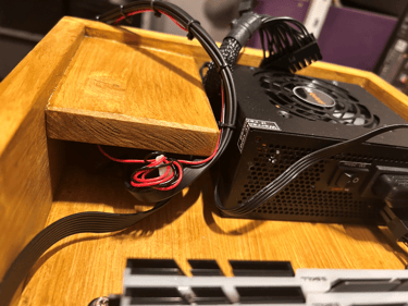 Ein Foto des Netztetil's mit seinen Anschlüssen