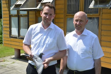 Marius und Heinz-Gerd Krumtünger (v.l.) vor Ihrer Schlaganlage in Wadersloh