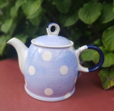 Retro-Teekanne blau mit großen Punkten