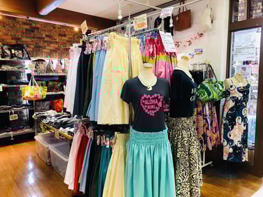 色とりどりの商品が並ぶ店内