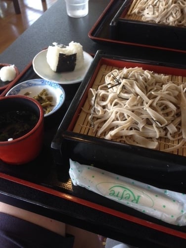 저는 시원한 소바와 따뜻한 소바중에 시원한 소바를 골랐는데 옆의 국물같은 그릇에 면을 찍어 먹는것입니다. 처음 소바를 먹어봤는데 생각보다 면이 쫄깃하고 맛있었습니다.