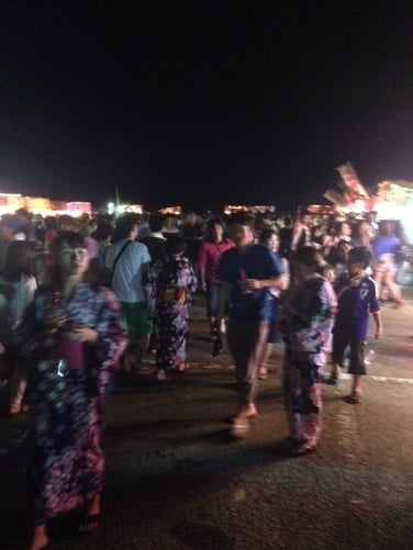 위에 사진과 똑같은 날의 사진입니다. 대부분 기모노를 입고왔는데 기모노를 입고있어서 그런지 모두 선남선녀처럼 멋지고 예쁘게 보였습니다.