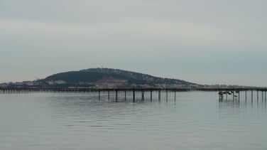 Au delà de l'étang de Thau, on devine Sète