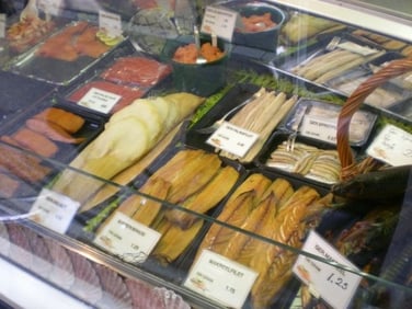 Un petit "4 heures" chez un spécialiste de harengs et anguilles fumées...  et le reste pour un apéro typique.